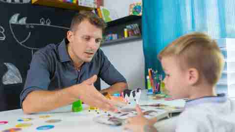 A behavior therapist meets with a child with ADHD