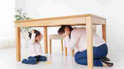 mom-child-unschooling-under-table