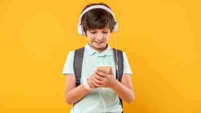 Child listening to music with a backpack on. How to Use Music to Motivate Your ADHD Tween in the Morning